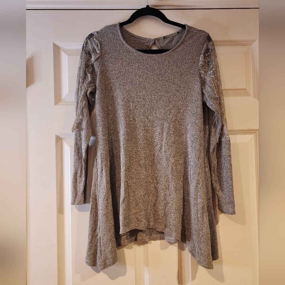 Stretchy gray lace sleeve tunic top. No size, fit M/L